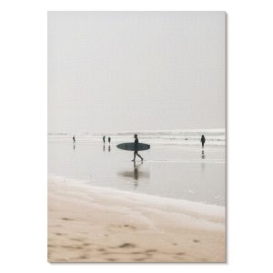 Nowoczesne plakaty A2 Surfer spacerujący po plaży z deską 977637 Nowoczesne plakaty A2 Surfer spacerujący po plaży z deską 977637
