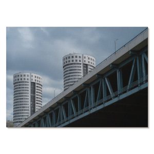 Nowoczesne plakaty A4 Most i wieżowce elegancja projektu Barona 1007670